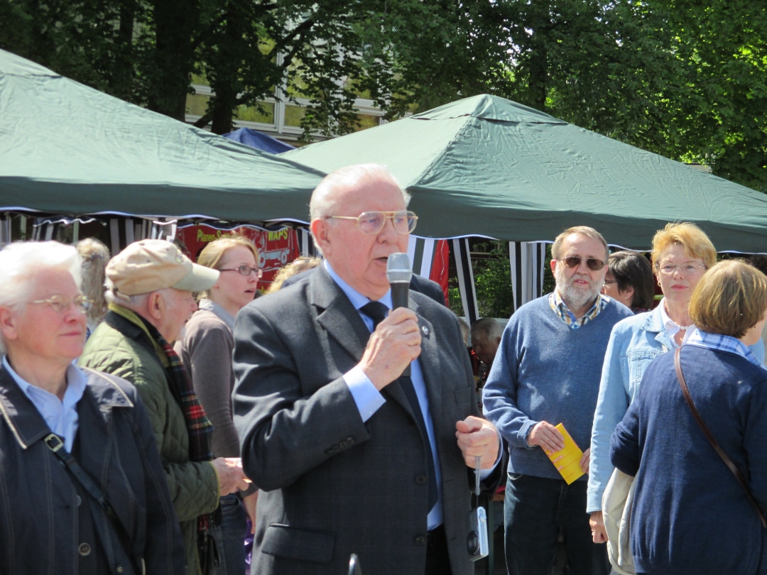 Ehrenvorsitzender Heinz C. Harms (mit Mikrofon), Kurt Cammin (rechts daneben), Siegrid Schalk (neben Cammin)