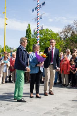Jürgen Bunke (Manager der Marktplatz Galerie) mit einem unbekannten Ehepaar.
