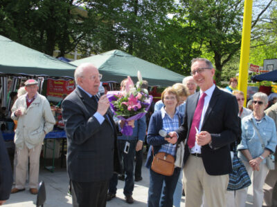 Von links nach rechts: Ehrenvorsitzender des Heimatvereins Heinz C. Harms, Martina Cammin, Jürgen Brunke (Manager der Marktplatz Galerie).