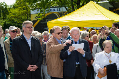 Auf dem Bild von links nach rechtes: Bezirksamtsleiter (Bezirksamt Wandsbek) Thomas Ritzenhoff, Gerd Hardenberg (Mit Mikrofon, Fotograf) und der Ehrenvorsitzender des Heimatvereins Heinz C. Harms.