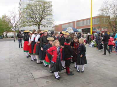Portugiesische Tanzgruppe vor dem Auftritt.