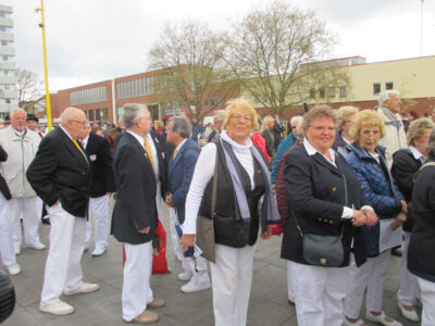 Der Seemanns-Chor und der Frauen-Chor der Bramfelder Liedertafel vor dem Auftritt.