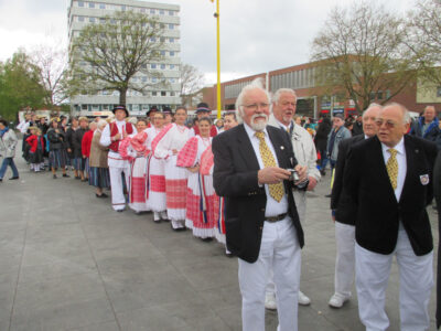 Im Vordergrund einige Herren der Seemanns-Chor der Bramfelder Liedertafel. Dahinter warten die Mitglieder der kroatischen Tanzgruppe.