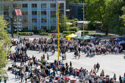 Buntes Treiben herrscht unter dem Maibaum auf dem Bramfelder Marktplatz