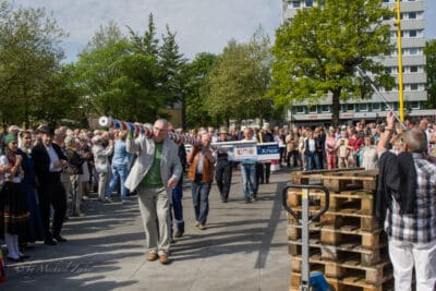 Eine Gruppe bringt den Maibaum auf den Marktplatz . In der braunen Jacke: Harald Gohert.